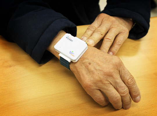 구로구(구청장 이성)가 사물인터넷 기반 치매어르신 안심서비스를 시작한다고 13일 밝혔다. 손목에 밴드형 기기를 착용하면 구로구 관내 어디에 있어도 위치 파악이 가능하다. 이동경로, 활동량 등의 정보를 보호자와 관리자가 언제, 어디서든 스마트폰으로 확인할 수 있다. 실종 등 비상상황이 발생하면 구로경찰서 실종수사팀, U-구로통합관제센터가 관내 CCTV 2746대를 활용해 실시간으로 위치를 확인한다. 집, 경로당 등으로 지정한 안심구역을 이탈하면 보호자에게 알림 문자를 전송한다. 구로구 제공